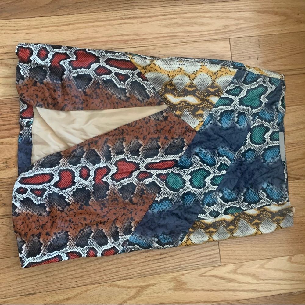 LAVISH ALICE snakeskin print skirt with slit